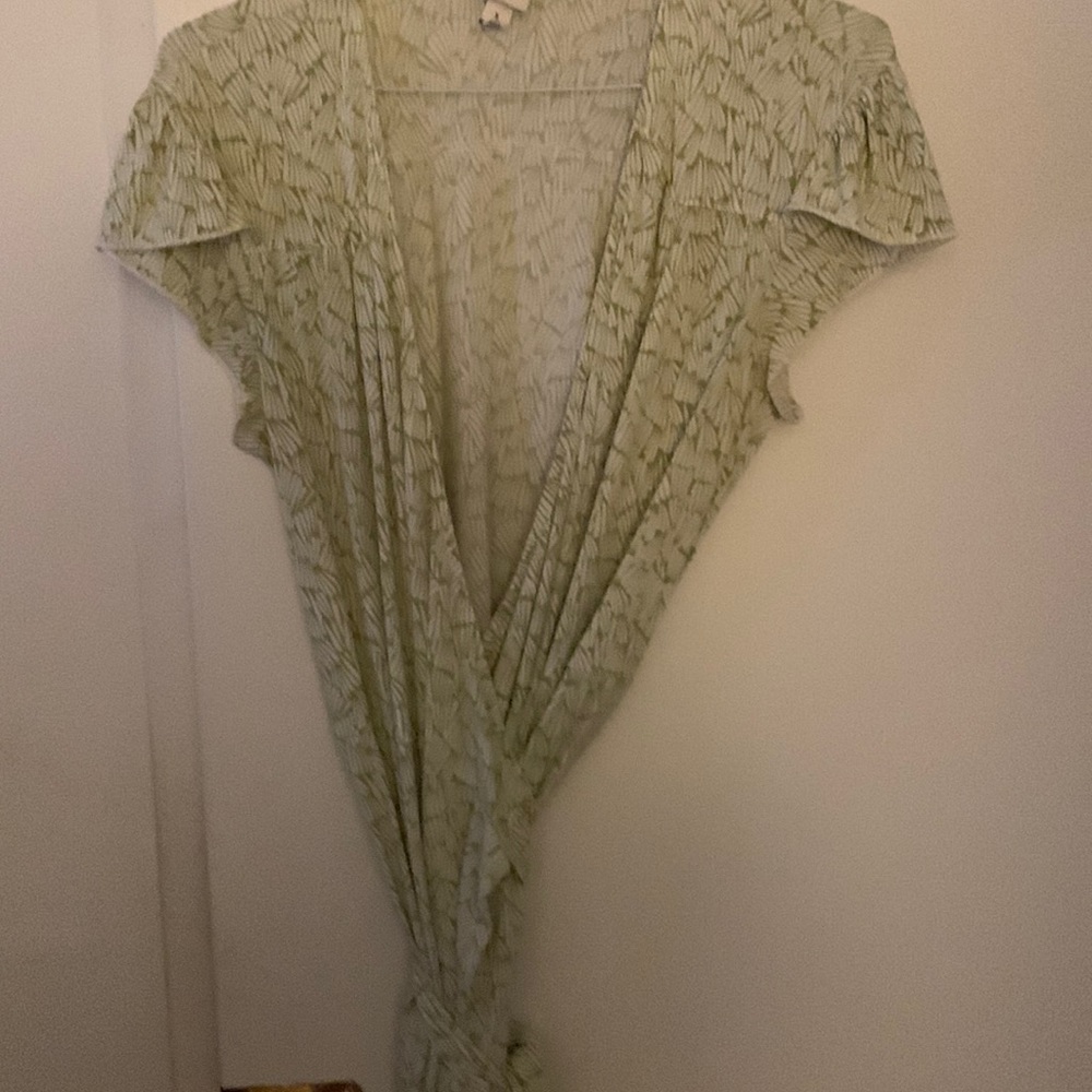 Wrap around dress free white, size class equal to size 12